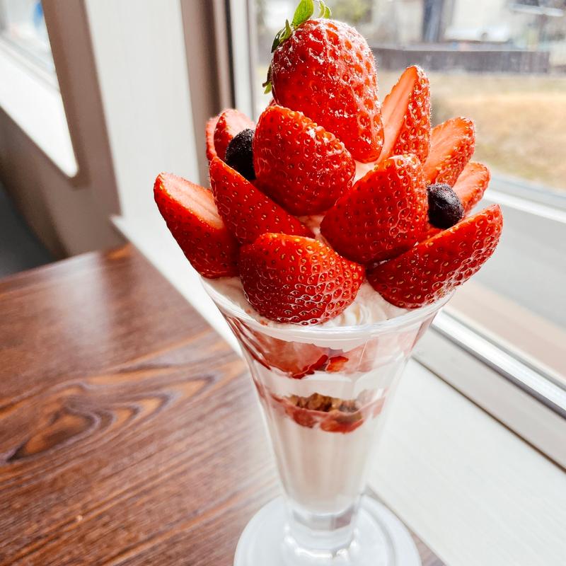 生いちごパフェ(農園カフェ 湯郷)