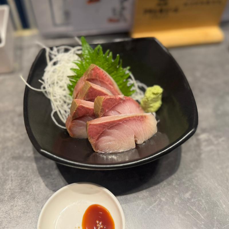 ブリ刺身(酒と飯　たまる食堂)