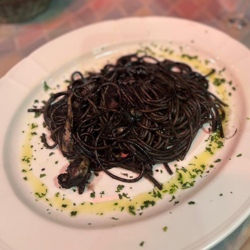 Spaghetti con seppie in nero(Trattoria Bar Pontini)