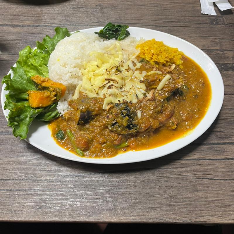 ほうれん草と鶏せせりのスパイスカレー焦がしチーズ付き(創作料理 侘助)