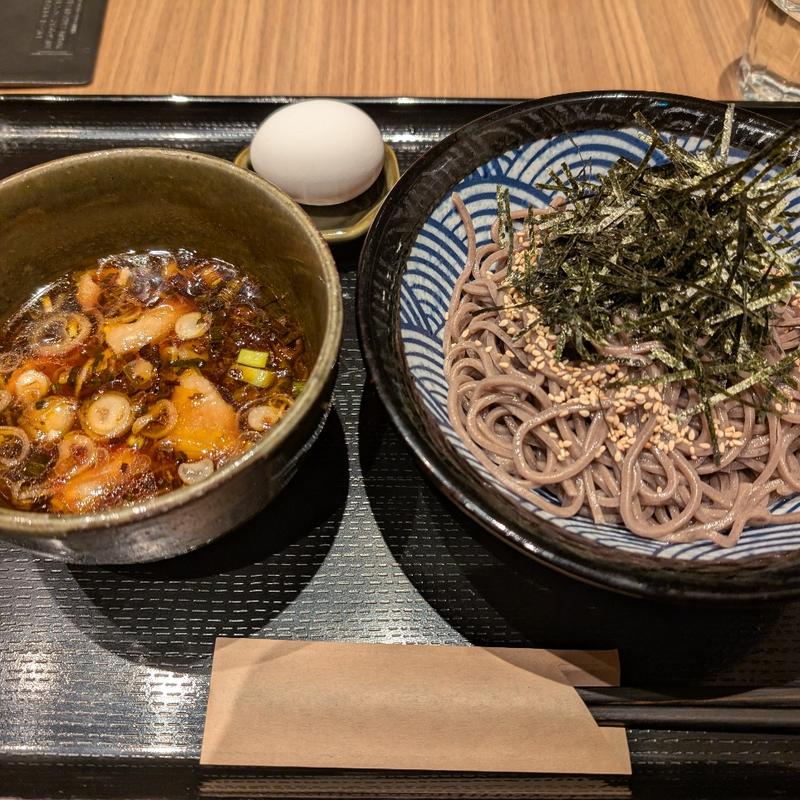 鶏と焦がしネギのつけそば（ラー油入り）(つるりつるり蕎麦と炉端)