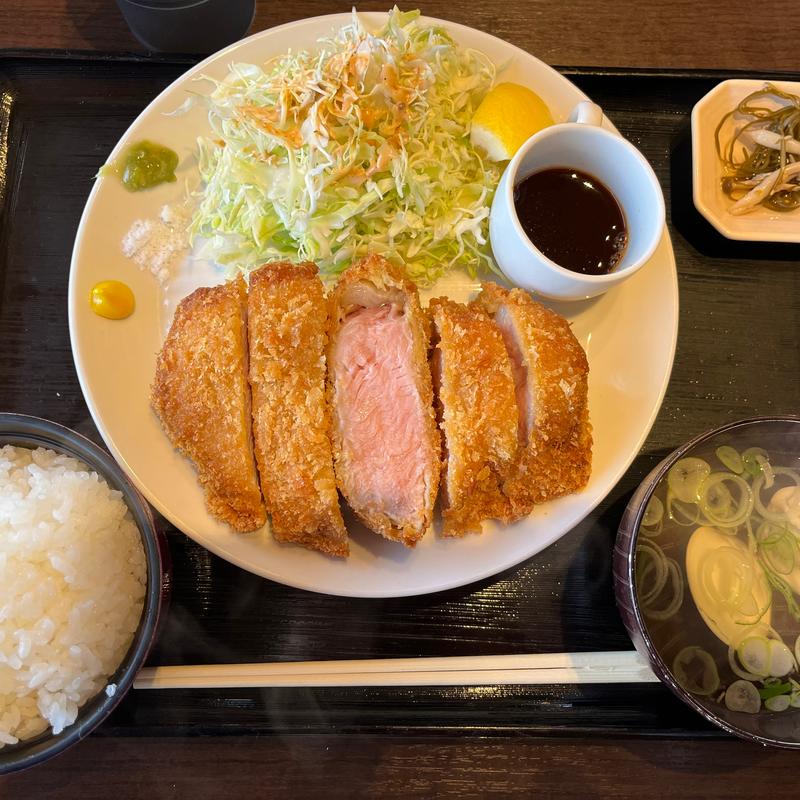 ぶあつすぎる　とんかつ定食(心温食堂(神))