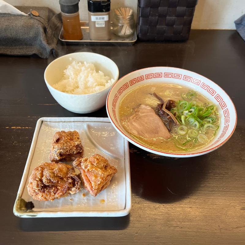 博多とんこつと唐揚げセット(博多とんこつ 豚の足跡)