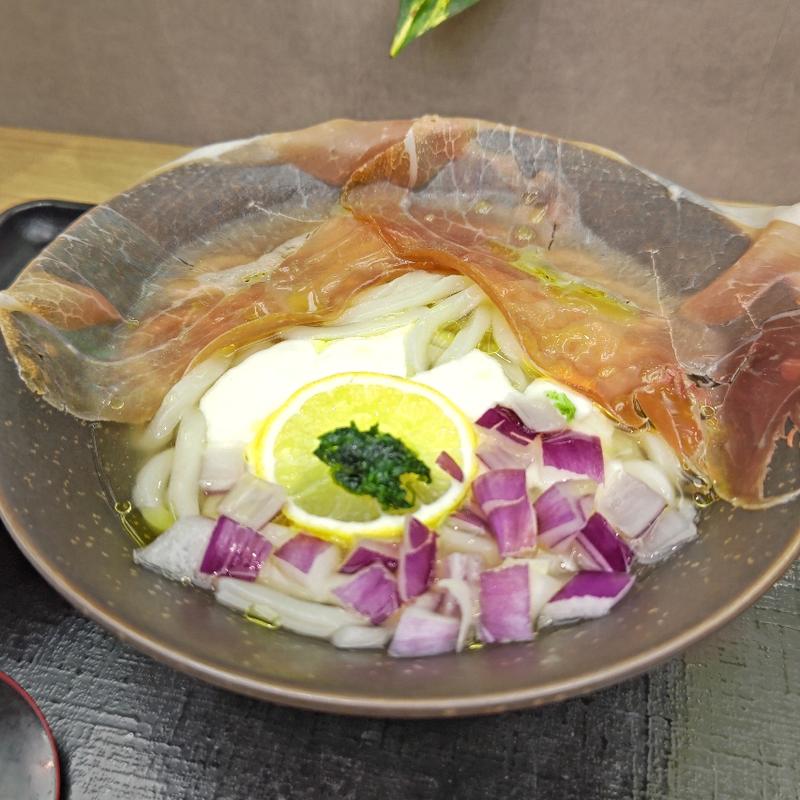 生ハムとモッツァレラチーズのうどん(山下本気うどん 横浜ワールドポーターズ)