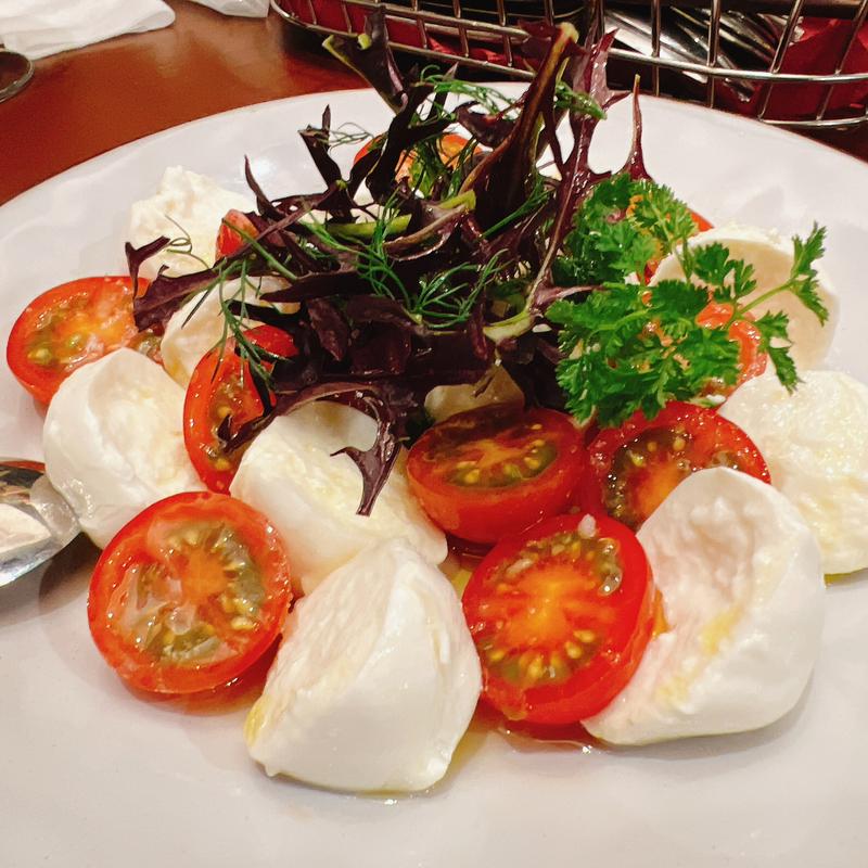 完熟トマトと水牛モッツァレラのカプレーゼ(Gazzo)