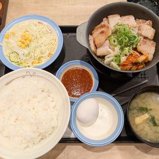 サムギョプサル風極厚豚バラ焼肉定食 生玉子(松屋 祖師谷大蔵3丁目店)