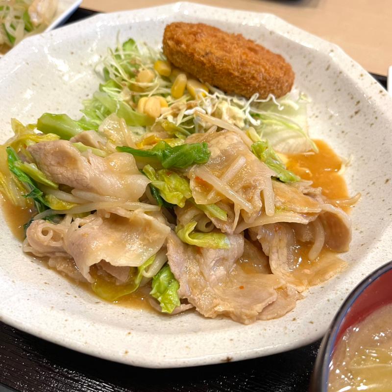 日替わり 豚肉と春キャベツの辛味噌炒めとメンチカツ(絆 旬の肴と和み酒場)