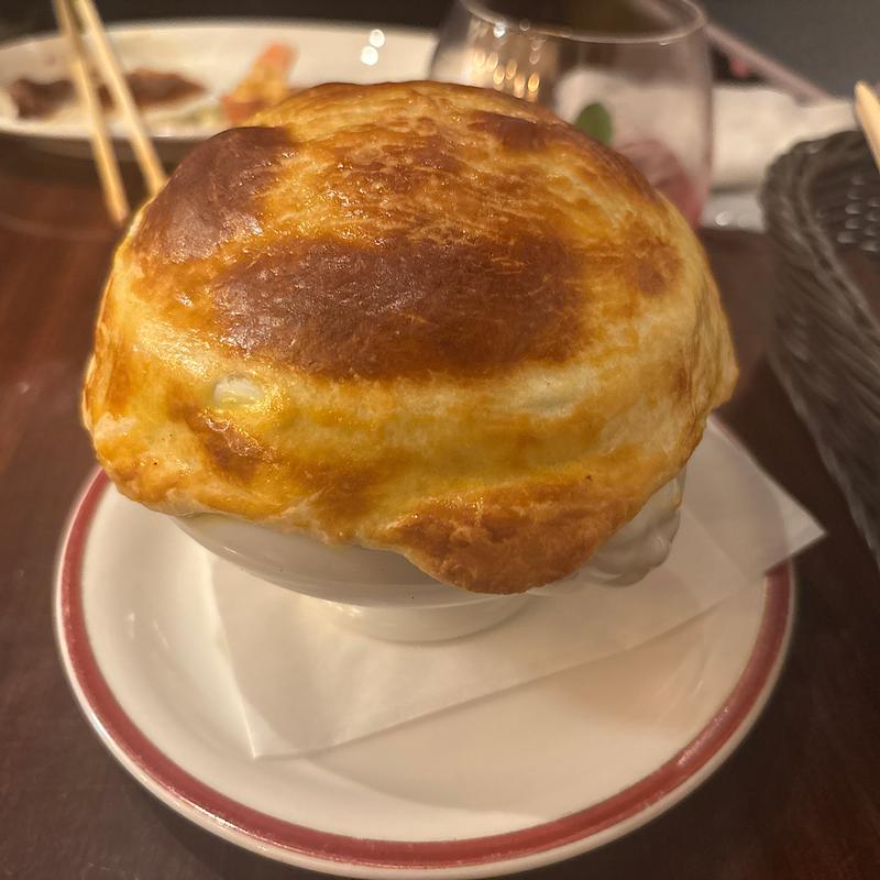 海老とキノコのトマトクリームポットパイ(下北沢ニカイノワインサカバ)