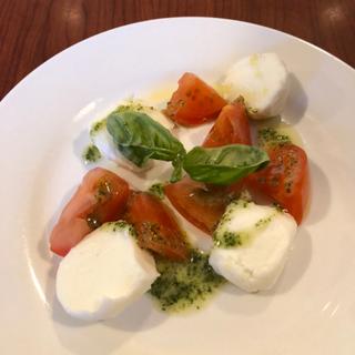 カプレーゼ（モッツァレラチーズとトマトの盛り合わせ）(グラッチェガーデンズ 練馬土支田店)