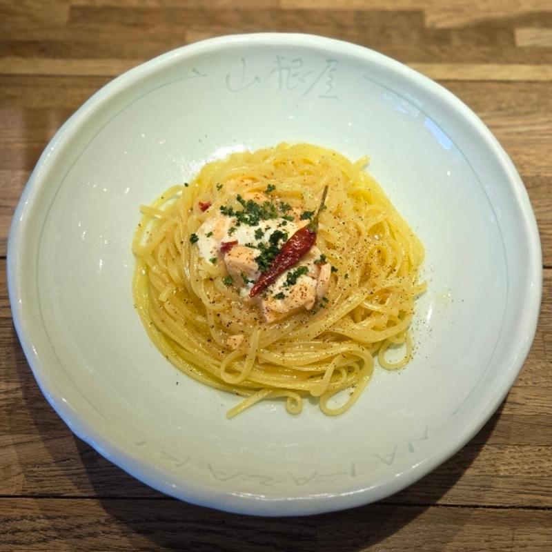 サーモンとモッツァレラチーズのペペロンチーノ(自家製生パスタ専門店 山根屋)