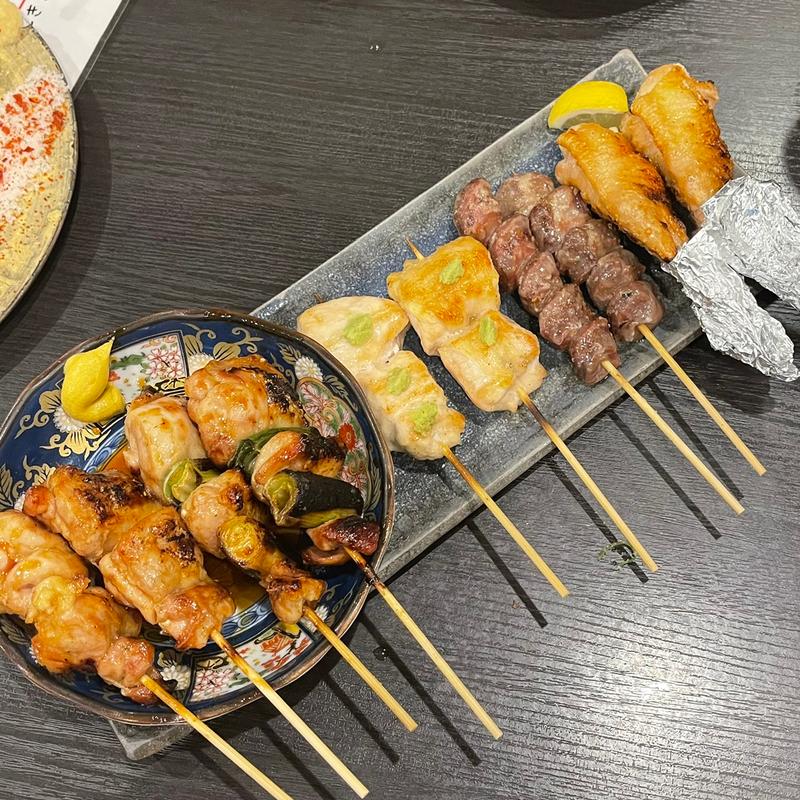 焼き鳥盛り合せ(炭火焼鳥　くわどり)