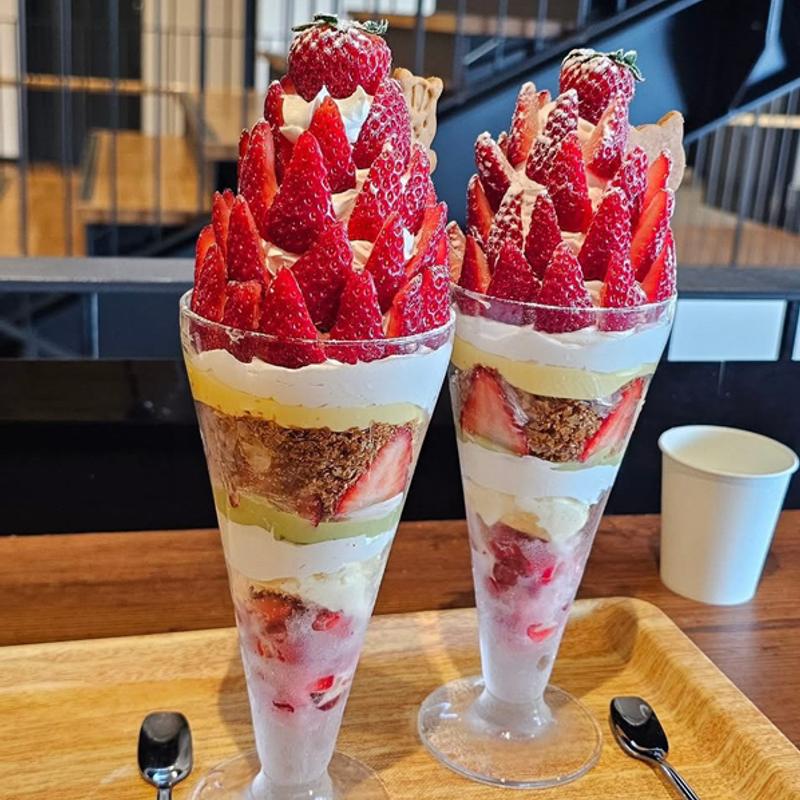 贅沢いちごパフェ極(Kagi Bakery)