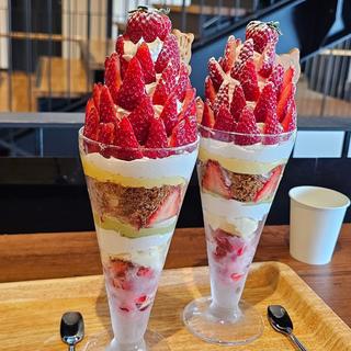 贅沢いちごパフェ極(Kagi Bakery)