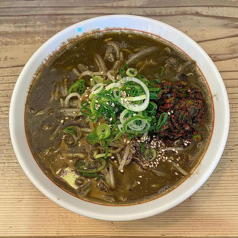 辛ニラ濃黒味噌ラーメン(五弦屋)