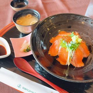 月例メニュー(サーモンとイクラの親子丼)