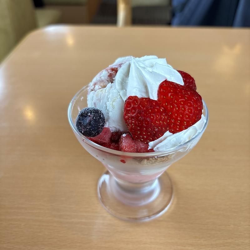 フレッシュ苺とショートケーキアイスのミニパフェ(ジョイフル 阿蘇一の宮店 )