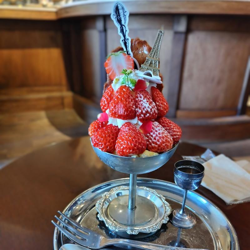 いちごフレンチパルフェ(リオン菓子店)