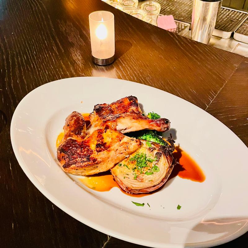 アンバーエールでマリネしたハーフチキンのロースト、マッシュポテトとブロッコリー(T.Y.HARBOR)