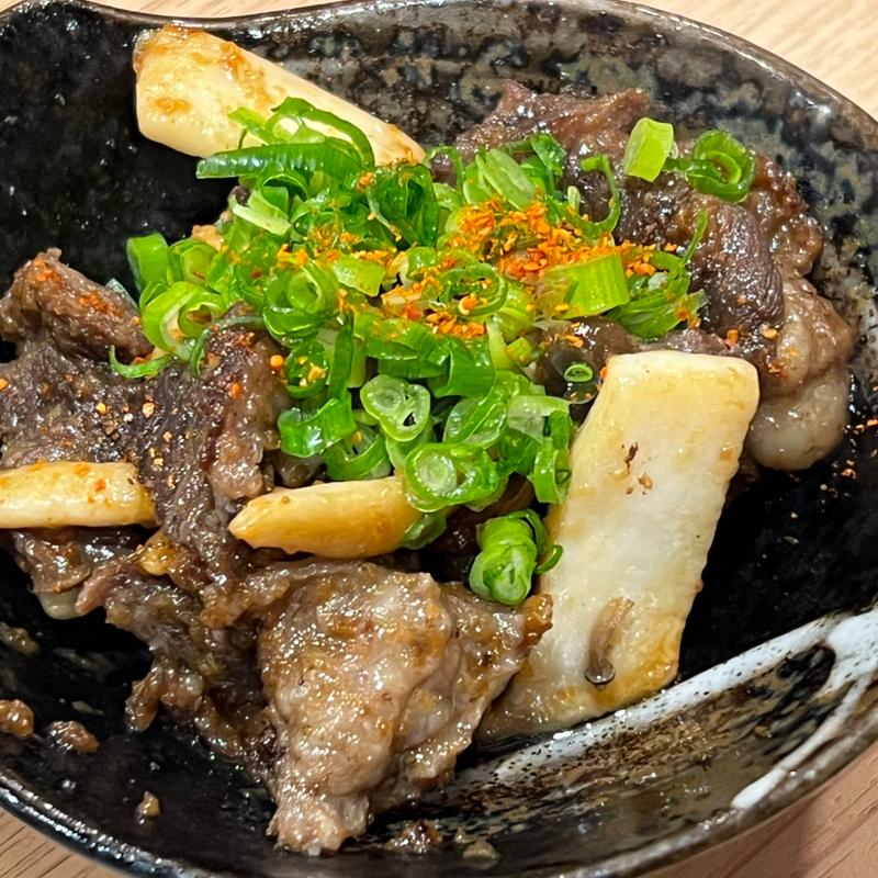 牛スジのにんにく醤油焼き(梅乃宿温酒場 なんばウォーク店)