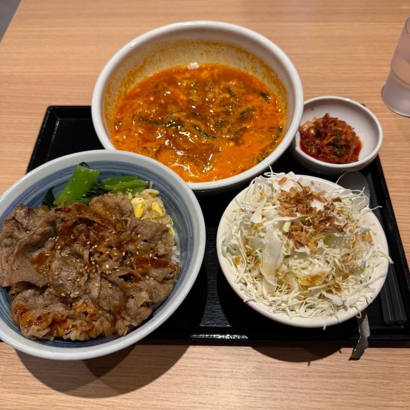 カルビ丼　サラダ　キムチ　ユッケジャンスープ(焼きたてのかるび 草加金明町店)