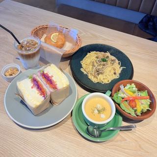 4種のキノコとポルチーニ茸クリームパスタ&ミックスサンド
