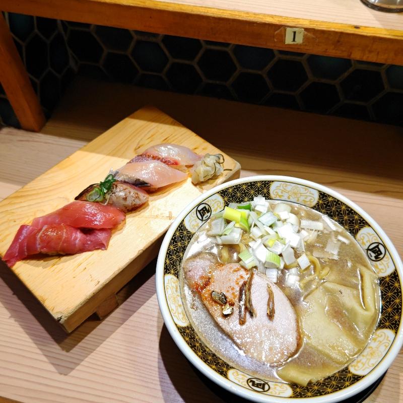 すごい煮干しラーメン(醤油)＋日替り五貫(すごい煮干ラーメン野毛 すし 釣りきん)