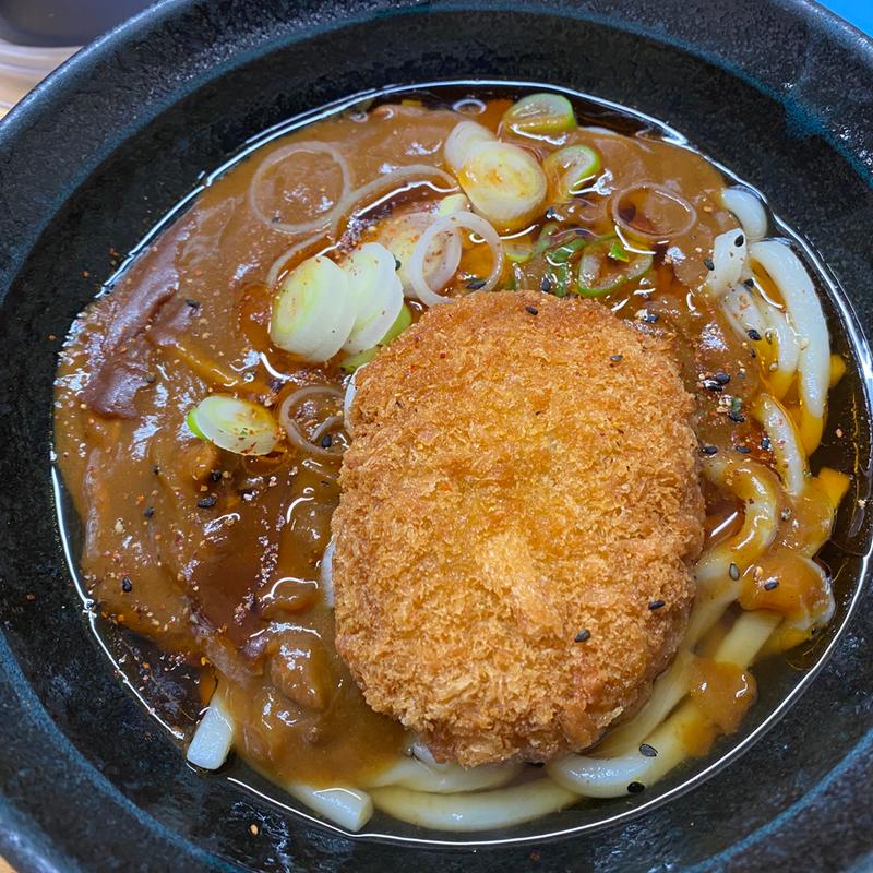 カレーうどんにコロッケトッピング(立喰そば・うどん ふじ)