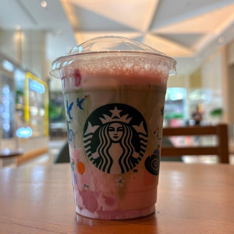 Iced Strawberry Mochi Blossom Pure Matcha Latte(スターバックス)