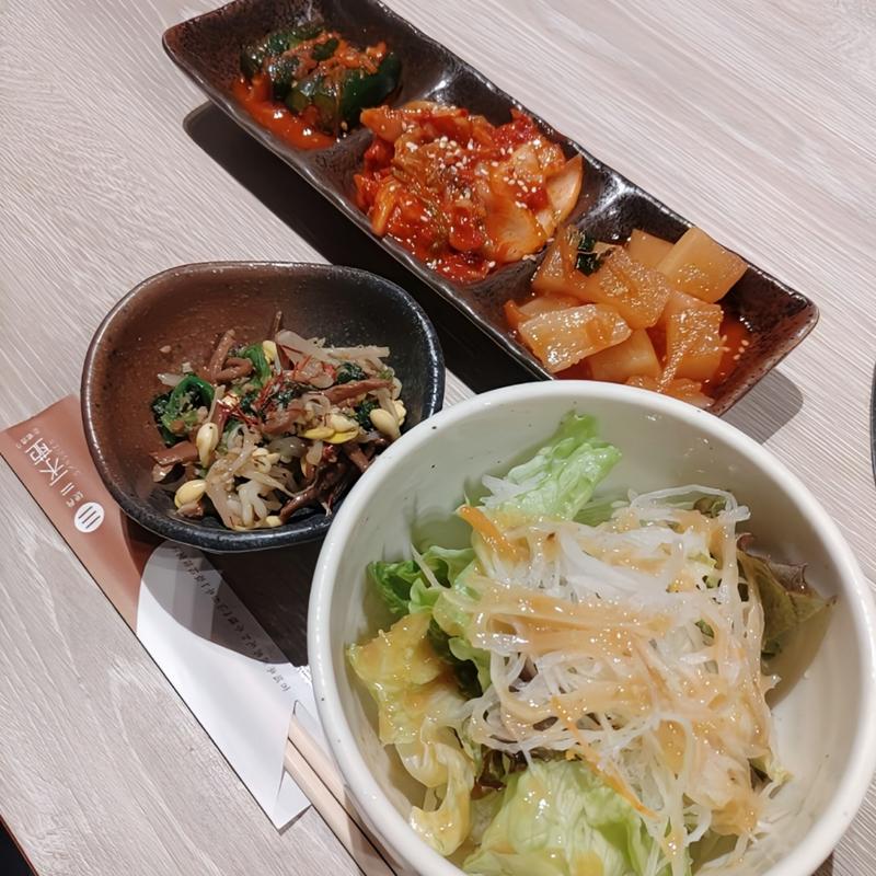 本日のサラダ  まぜナムル  キムチ三点盛り(焼肉 三水苑 広瀬通り)