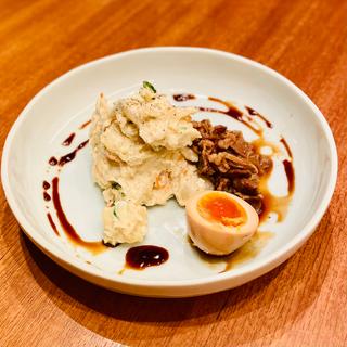和牛と半熟卵を添えた ポテトサラダ(美食米門品川港南 Ｗｉｎｅ＆Ｇｒｉｌｌ )