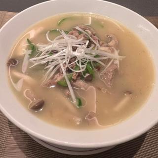 鴨肉とピーマンのすーそば(中国飯店 倶楽湾)