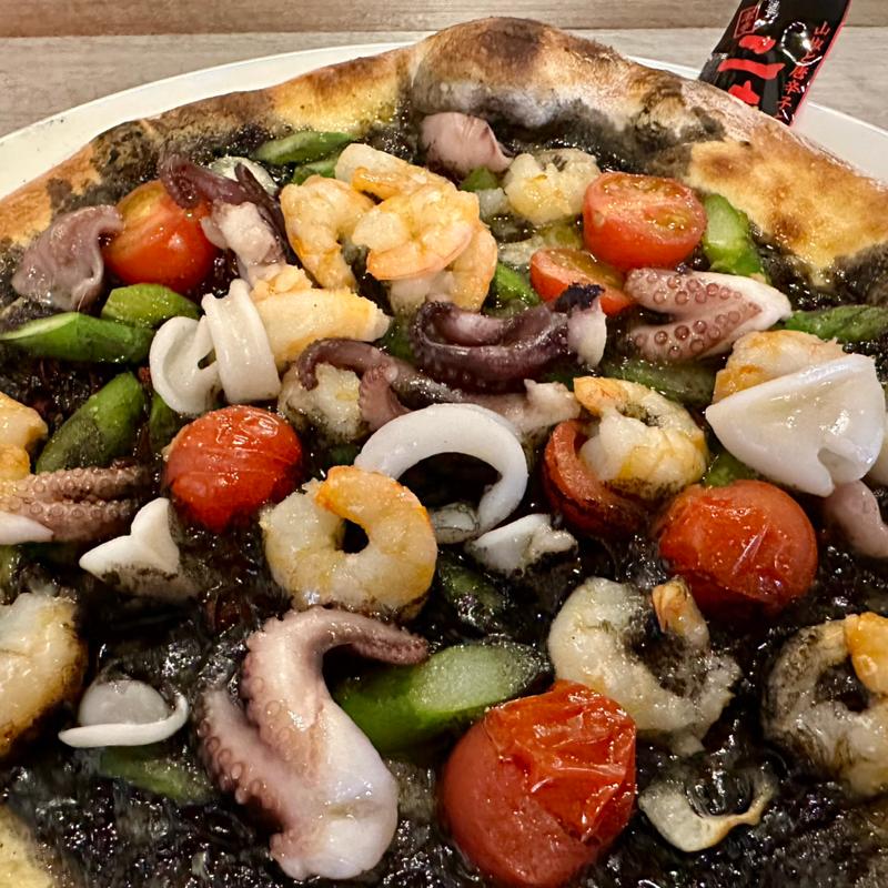 イカ墨の海鮮(村のピザ屋 カンパーニャ)