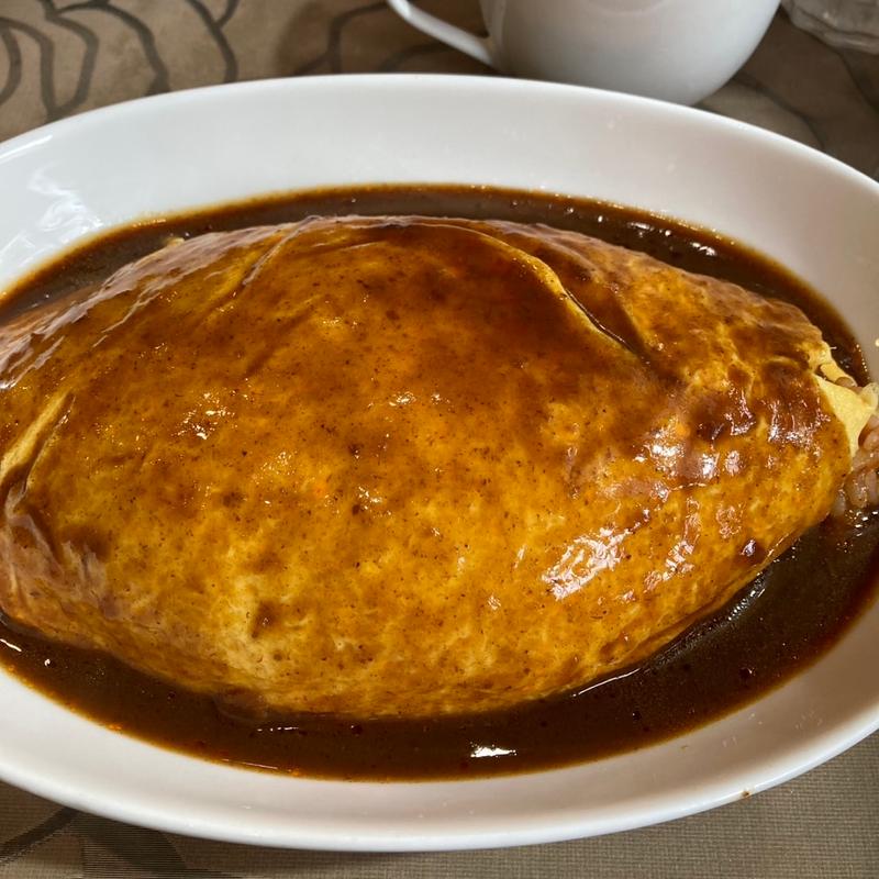 チーズ入りデミオムライス(洋食屋 ぷてぃ あゔぃにょん)