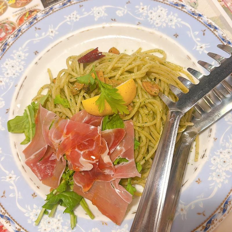 スウィートバジルのペペロンチーノと生ハム(ルイジアナママ 亀岡店 )