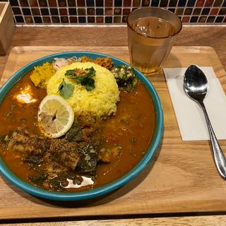 日替わりカレー　豚バラほうれん草(スパイス食堂 THREE STAR)