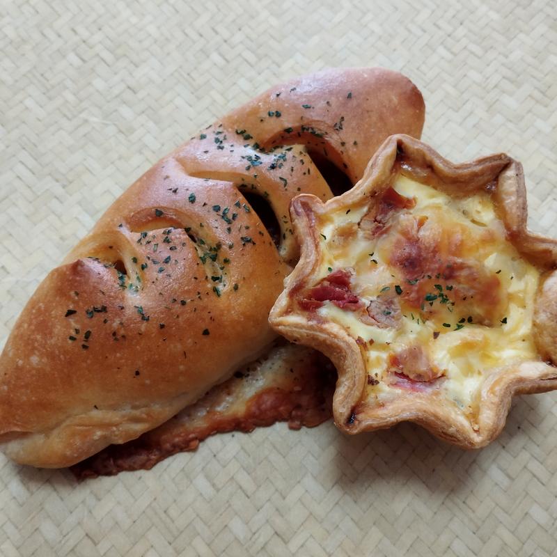 鯖とトマトのミニキッシュ、たけのことミートソースのパリパリチーズ(ラ・タヴォラ・ディ・オーヴェルニュ)