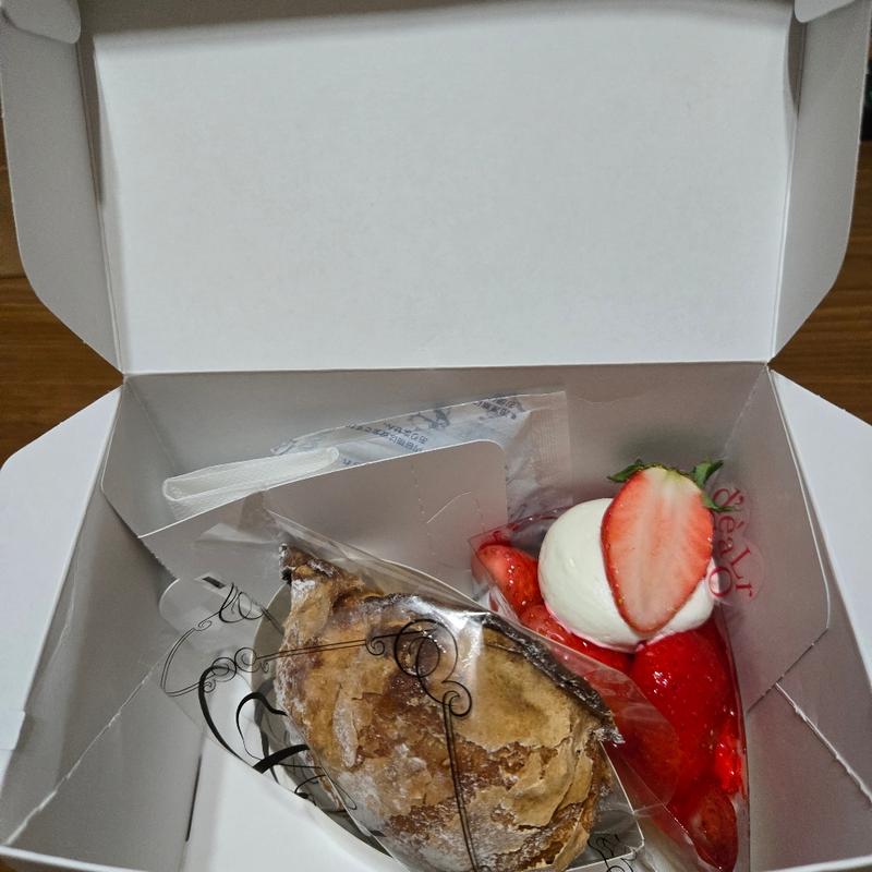 いちごタルト&シュークリーム(ラ シェーブル ドール（La Chèvre D'or）)