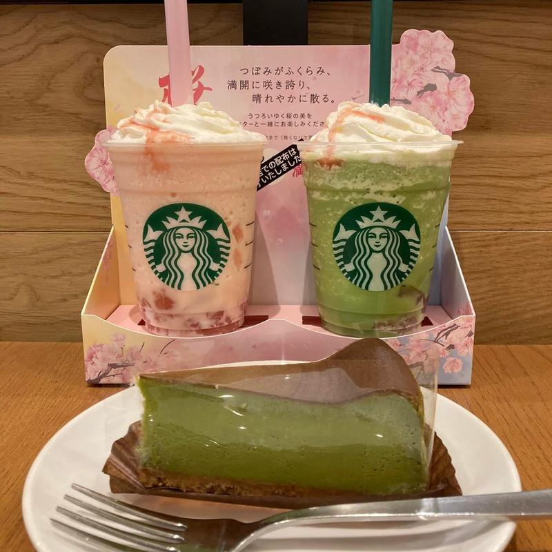 白桃と桜わらびもち&抹茶と桜わらびもちフラペチーノ(スターバックスコーヒー 下北沢店)