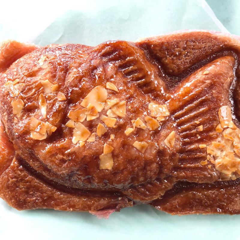 クロワッサンたい焼き（いちごカスタード）(築地銀だこ 柏の葉公園ドライブイン店)