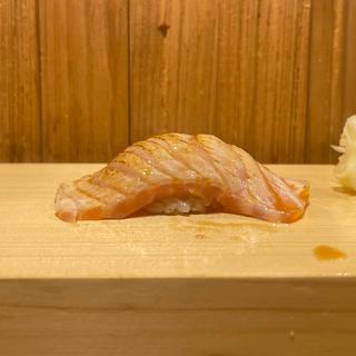 サーモン（炙り）(鮨屋とんぼ 栄店)