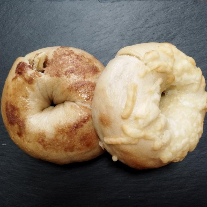 シナモンレーズン and クルミ、チーズ and ベーコン(土曜と日曜とソフトクリームとベーグル)