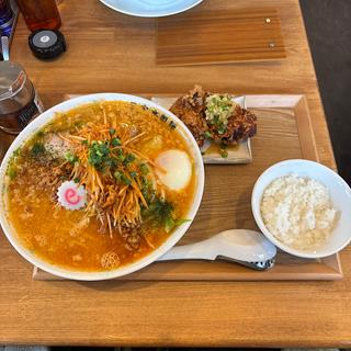 ネギ辛味噌ラーメン大盛　油淋鶏セット(三宝亭製麺)