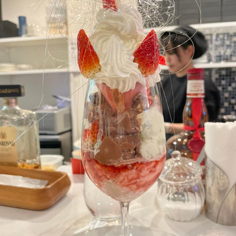 いちごとチョコミントのパフェ(アトリエ コータ)