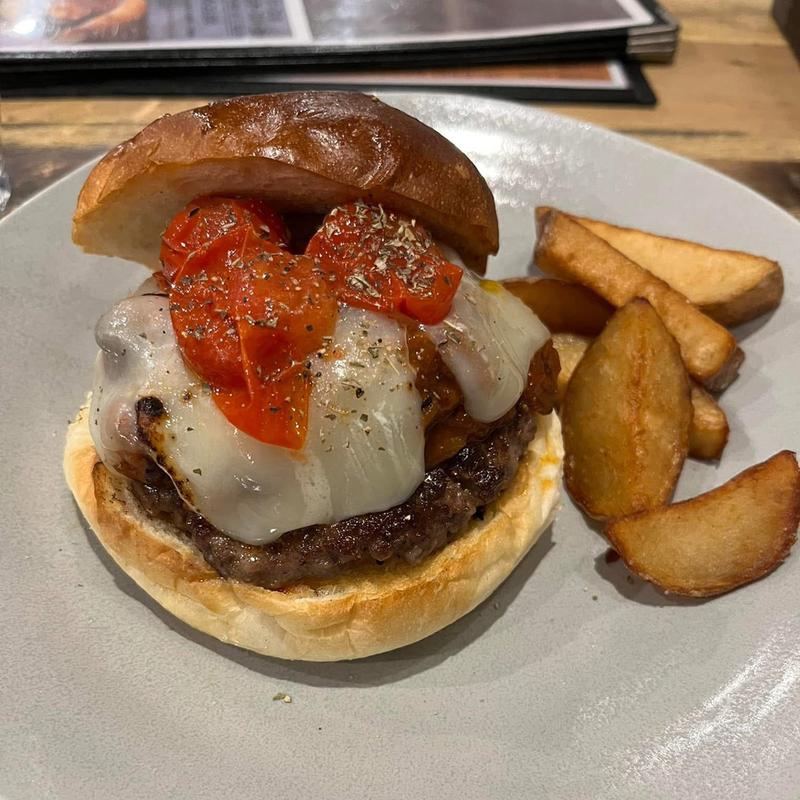 濃厚トマトソースのモッツァレラチーズバーガー(9 Hamburger & Dining Bar)