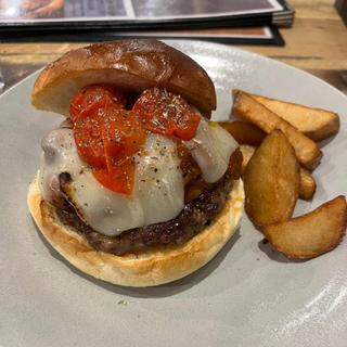 濃厚トマトソースのモッツァレラチーズバーガー