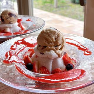 季節のデザート（いちごのショートケーキ大福(カフェドミーミ（Café de mimi）)