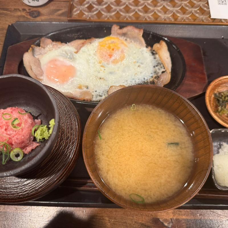 豚バラ目玉焼き定食　ネギトロ付き(しんぱち食堂 西武新宿店)
