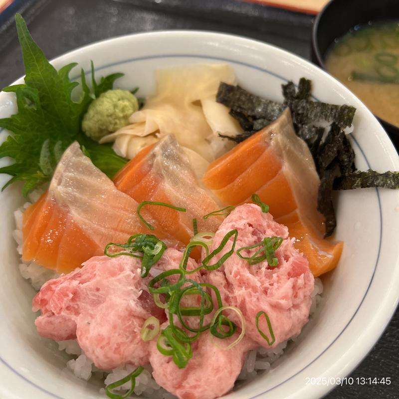 まぐろたたきオランダ島サーモン丼(目利きの銀次 神保町駿河台下店)