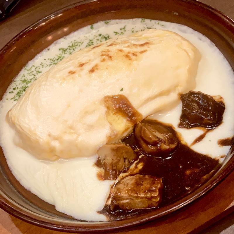 チーズインオムライスドリア ビーフとマッシュルームのデミグラスソース(サロン ウフ エ モア Salon Oeuf et Moi あべのハルカスダイニング店)