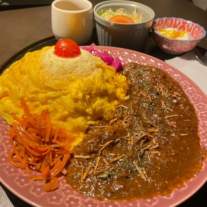 羊のオムライスチーズカレー （サラダ・杏仁豆腐・スープ付） (スープカレー しゃば蔵)